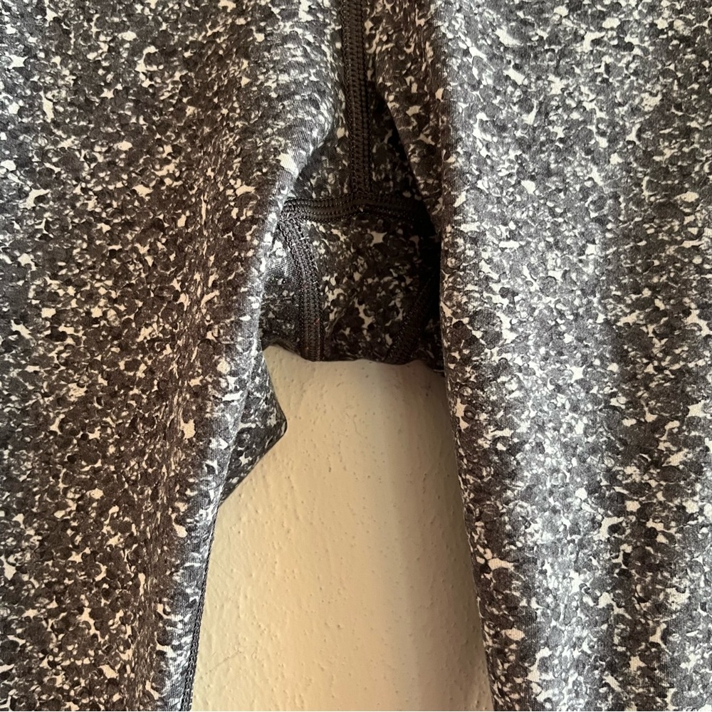 Athleta Leggings Grey Patterned Salutation Pebble… - image 6